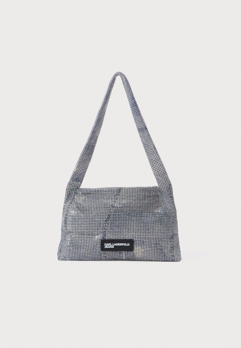 Zilverkleurige schoudertas van mesh met flexibele riem en zwarte rechthoekige logo-patch met de tekst "KARL LAGERFELD JEANS" aan de voorkant.