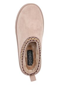 Ljusbeige mockaskor i slip-on modell med fleecefoder. Utrustad med dekorativ sömnad i brunt och krämfärgat runt öppningen samt en dragflik.