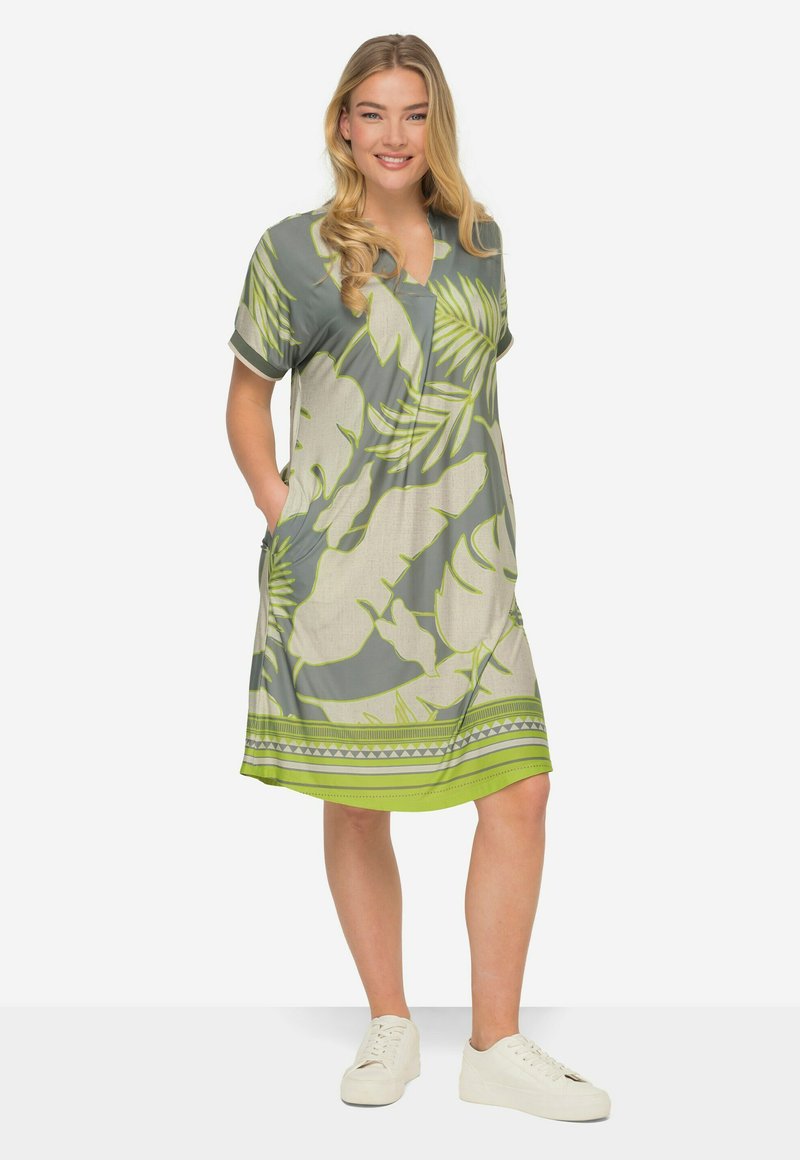 Sukienka z krótkim rękawem w kolorze szarym i zielonym, z dużym nadrukiem liści, dekoltem w serek, dwoma bocznymi kieszeniami i wzorzystym wykończeniem dołu.