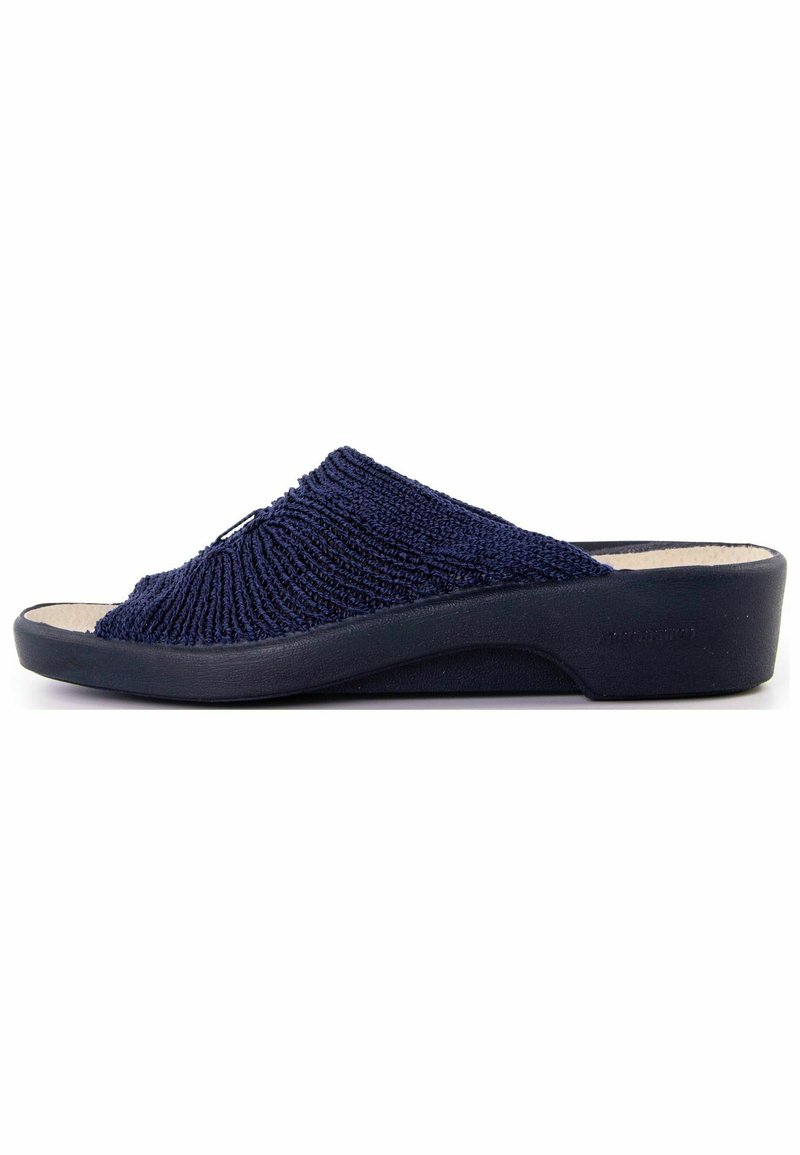 Infradito blu navy con tomaia in filato testurizzato, design aperto nella parte anteriore e suola a cuneo di supporto per il comfort. Dettaglio hardware nero discreto.