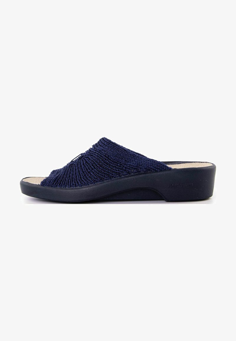Infradito blu navy con tomaia in filato testurizzato, design aperto nella parte anteriore e suola a cuneo di supporto per il comfort. Dettaglio hardware nero discreto.