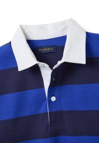 Blau- und schwarz gestreiftes Rugby-Shirt mit einem weißen Kragen und Knöpfen, das ein "PIOMBO"-Label im Kragen trägt.
