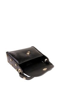 Schwarze Ledertasche mit goldfarbenen Metallakzenten, glatter Oberfläche, Druckknopfverschluss und offenem Innenraum ohne zusätzliche Fächer.