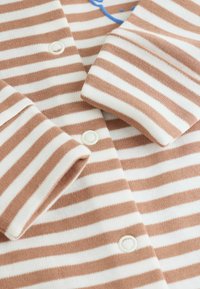 Body pour bébé à rayures marron et blanches avec boutons-pression et manches longues, en tissu tricoté doux.
