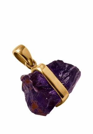 Engaste de colgante de oro que sostiene una piedra preciosa de color púrpura intenso, rugosa e irregular, con superficie texturizada y pequeñas inclusiones marrones.