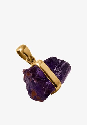 Engaste de colgante de oro que sostiene una piedra preciosa de color púrpura intenso, rugosa e irregular, con superficie texturizada y pequeñas inclusiones marrones.