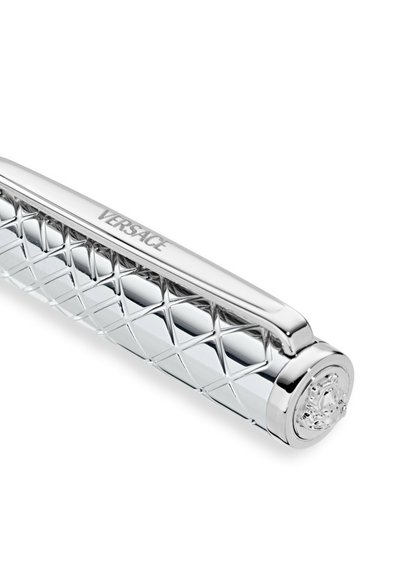 Stylo en métal argenté avec prise en main à motif losange, logo Versace sur la pince, et un emblème tête de Méduse à l'extrémité du capuchon.
