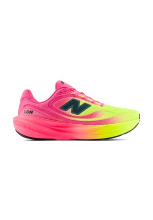 Scarpa da corsa fluorescente rosa e gialla con suola spessa, logo nero a "N" sul lato e scritta "LDN" vicino al tallone, progettata per uso atletico.