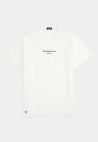 Λευκό Polo Ralph Lauren T-shirt με κοντά μανίκια, μαύρο λογότυπο στο κέντρο του στήθους και μικρό κεντημένο ναυτικό μπλε λογότυπο πόνι στο κάτω μέρος της ραφής.