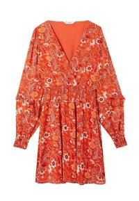 Rode bloemenjurk met een diepe v-hals, lange volumineuze mouwen, smocktail en een vloeiende rok, met ingewikkelde paisley- en bloemenpatronen.