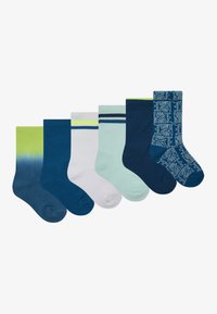 Conjunto de cinco calcetines con diversas tonalidades de azul, verde y blanco. Incluye un diseño degradado, rayas y un calcetín con un acento estampado.