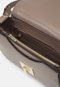 BOSS ARIELL SADDLE - Torba preko tijela - medium beige