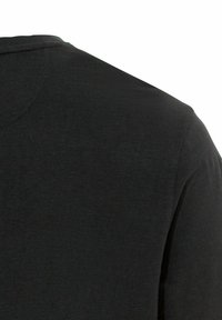 Sort t-shirt med en glat tekstur og design med rund hals; har et subtilt meleret mønster og korte ærmer.