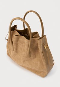 Τσάντα χειρός σε ταμπά σουέντ με υφή κροκόδειλου, διπλές λαβές και χρυσό διακοσμητικό στοιχείο. Άνοιγμα πάνω με ευρύχωρο εσωτερικό.