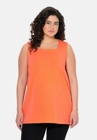 Top arancione senza maniche con scollatura quadrata, realizzato in tessuto morbido, caratterizzato da una vestibilità rilassata e lunghezza estesa.