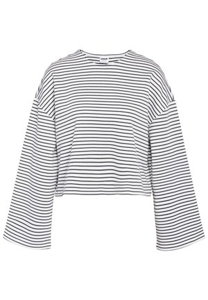 Avklippt topp i mjukt tyg, med horisontella svarta och vita ränder, vida ärmar och rund halsringning.