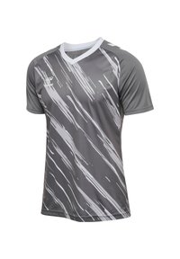 Maglia sportiva grigia realizzata in materiale leggero, caratterizzata da una scollatura a V bianca e strisce diagonali astratte in diverse tonalità di grigio.