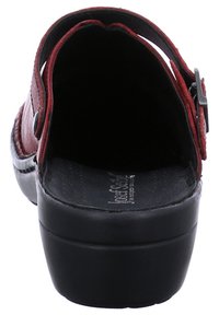 Czerwone skórzane klapki z czarną gumową podeszwą, otwartym tyłem i regulowanym paskiem z metalową klamrą. Teksturowana wkładka z wytłoczonym logo.