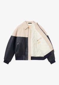 Læderbomberjakke med beige og marineblå sektioner, der har en quiltet creme-foring, elastiske manchetter og en sidelomme med lynlås.