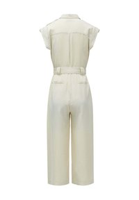Ærmeløs beige jumpsuit med krave, bælte i taljen, vide bukser og to baglommer, vist bagfra.