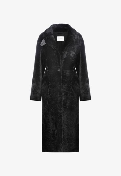 Manteau long en fausse fourrure noire avec un col à revers, fermeture à bouton simple et poches latérales. Présente une texture douce et une silhouette droite élégante.