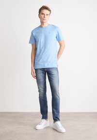 Calvin Klein Jeans EMBRO BADGE - T-shirt basic - dusk blue