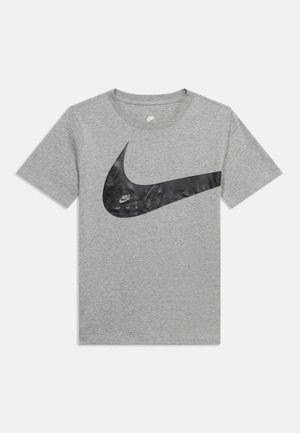 Tricou gri cu mâneci scurte, cu logo mare Nike Swoosh negru și text mic "Nike Just Do It" pe față.