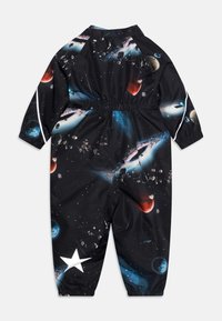 Zwart bedrukt jumpsuit met een ruimte-thema, inclusief planeten, sterren en asteroïden. Elastische taille en manchetten. Gemaakt van lichtgewicht stof.