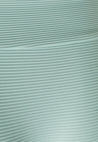 Tecido texturizado azul claro com listras horizontais estreitas e espaçadas uniformemente. O material parece suave, com um brilho sutil.