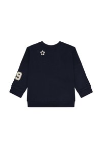 Sweatshirt blu navy a maniche lunghe con una piccola stampa di un pallone da calcio vicino al collo e un grande numero 9 sulla manica destra.