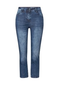 Jean en denim dans un délavage bleu moyen, présentant un design classique à cinq poches, un effet de décoloration subtil et une silhouette à jambe droite.