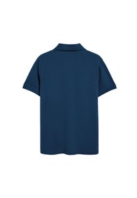 Camisa polo de manga corta de color azul marino hecha de algodón, con un cuello clásico y una textura limpia y suave sin marcas visibles.