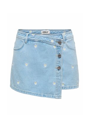 Falda cruzada de mezclilla azul claro con margaritas blancas bordadas y tres botones metálicos en la parte delantera, con presillas para cinturón y bolsillos delanteros.