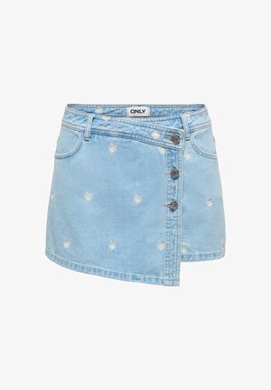 Falda cruzada de mezclilla azul claro con margaritas blancas bordadas y tres botones metálicos en la parte delantera, con presillas para cinturón y bolsillos delanteros.