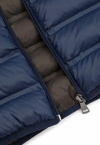 Granatowa kurtka puchowa z ciemnym podkładem, charakteryzująca się gładką zewnętrzną teksturą i srebrnym zapięciem na zamek.