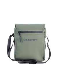 Borsa a tracolla verde oliva realizzata in materiale liscio, dotata di una tasca frontale con zip e stampa del logo. Include un cinturino nero regolabile.