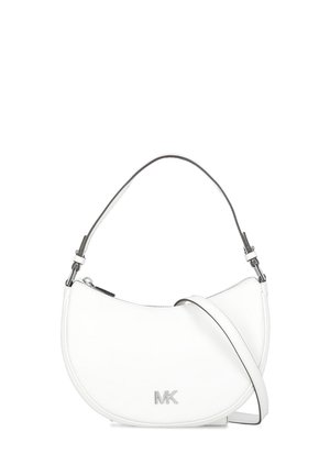 Hvid lædertaske med en buet form, sølvhardware og en justerbar rem. Har et fremtrædende sølv monogramlogo.
