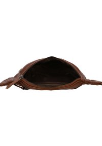 Pochette in pelle marrone con zip aperta, che mostra un interno scuro vuoto e foderato in tessuto, isolata su uno sfondo bianco.