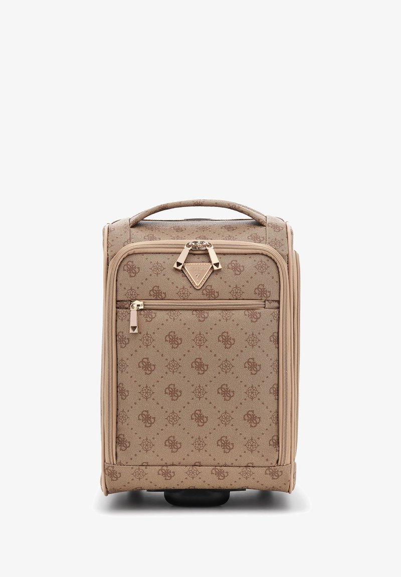 Valise de voyage souple à motifs beige avec poignée supérieure, poche avant zippée et doubles zips dorés sous la plaque avec le logo Guess.