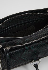 Borsa in pelle effetto pelle di serpente nera e verde con dettagli in argento, chiusura con cerniera e molteplici scomparti interni per l'organizzazione.