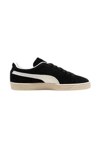 Sneaker bassa nera in suede con striscia bianca Puma e suola testurizzata beige, vista dal lato esterno.