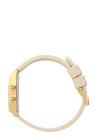Montre numérique avec un boîtier en métal doré, un bracelet en silicone beige, un cadran rectangulaire argenté et deux poussoirs d'un côté.
