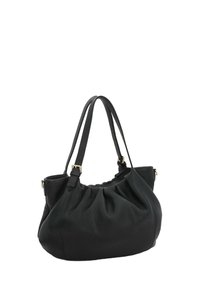 Borsa a mano in pelle nera con texture arricciata, doppi manici lunghi e dettagli in metallo dorato. Forma arrotondata e materiale morbido e flessibile.