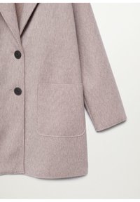 Jasnoszary płaszcz z mieszanki wełny, z klapowanym kołnierzem, dwoma czarnymi guzikami oraz przednią naszywaną kieszenią z widocznym przeszyciem.