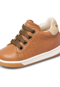 Sneaker in pelle marrone con accenti testurizzati e perforazioni, dotato di lacci verde scuro e suola in gomma bianca. Fodera morbida color beige.