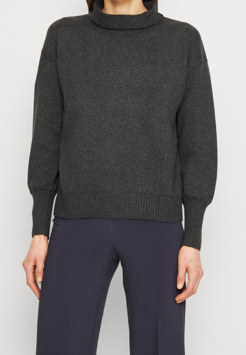 Pull-over en tricot gris foncé avec col montant, poignets et ourlet côtelés, coupe décontractée et manches mi-longues. Convient pour une tenue décontractée.