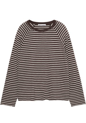 Langarmshirt met zwarte en witte horizontale strepen en een ronde hals, plat neergelegd op een witte achtergrond.