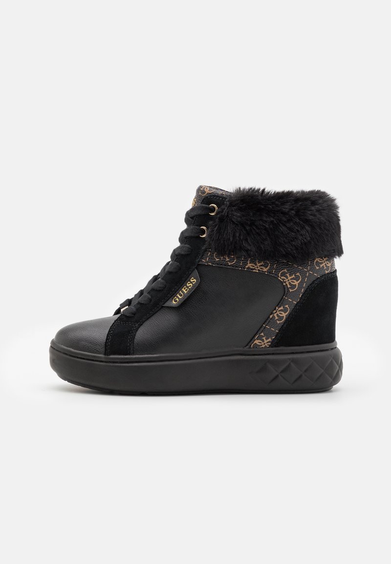 Baskets montantes noires avec col en fausse fourrure, accents en tissu à motifs, lacets sur le devant et semelle épaisse texturée, marquées avec une étiquette "GUESS".