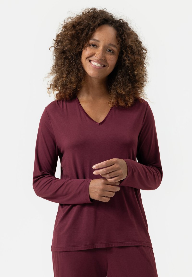 Langarmige, bordeauxrode blouse met een V-hals ontwerp en een zachte textuur, met een relaxte pasvorm en subtiele zoomdetails.