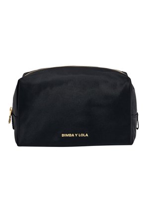 Trousse de maquillage noire avec une texture lisse, fermeture éclair, quincaillerie dorée et logo "BIMBA Y LOLA" en doré sur le devant. Forme rectangulaire.